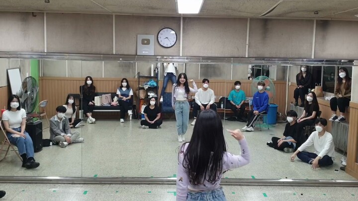 Siswa klub menari DUMDi DUMDi - (G)I-DLE