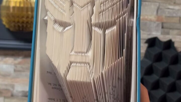 [Origami Art] Folding Transformers on a Book: Creation Video by Overseas Artist d.hinklay