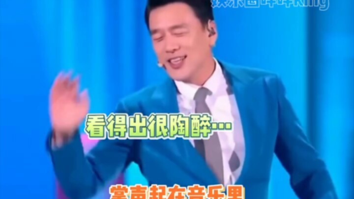 عمّي يلاحظ أنك تستمتع حقًا بالمسرح...