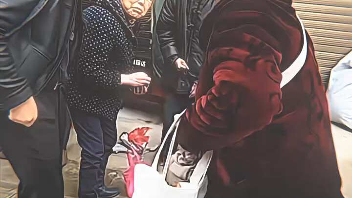 Twenty yuan may not be much, but picking up money that isn’t yours doesn’t just mean you’ve lost a f