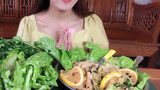 Meniru vlog kuliner Thailand, cakar ayam tak bertulang asam pedas!
