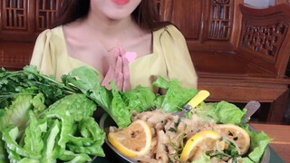 Meniru vlog kuliner Thailand, cakar ayam tak bertulang asam pedas!