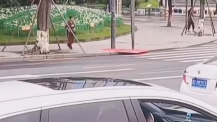 Dù là ai, hễ thấy quốc kỳ rơi xuống là sẽ lập tức bước lên chỉnh lại ngay.