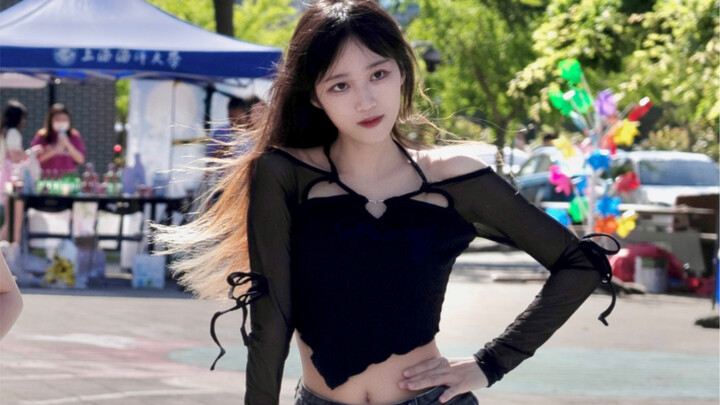 Kombinasi cantiknya si gadis sekolah berkaki panjang! BLACKPINK-bermain dengan api langsung di roads