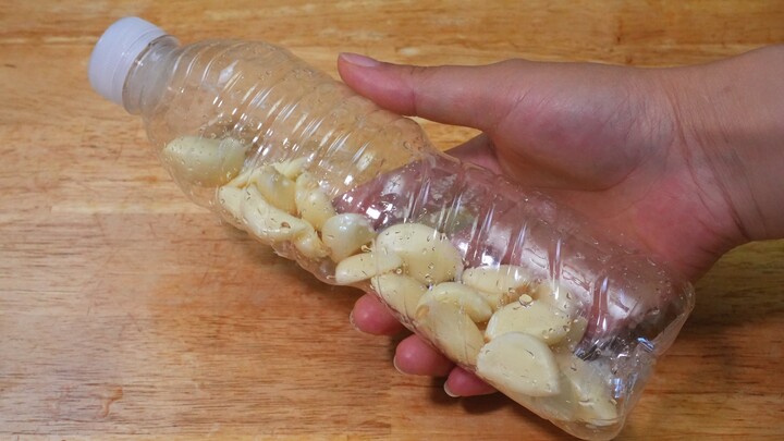 This is amazing! Just toss some garlic into a bottle and shake it, and you easily get minced garlic.