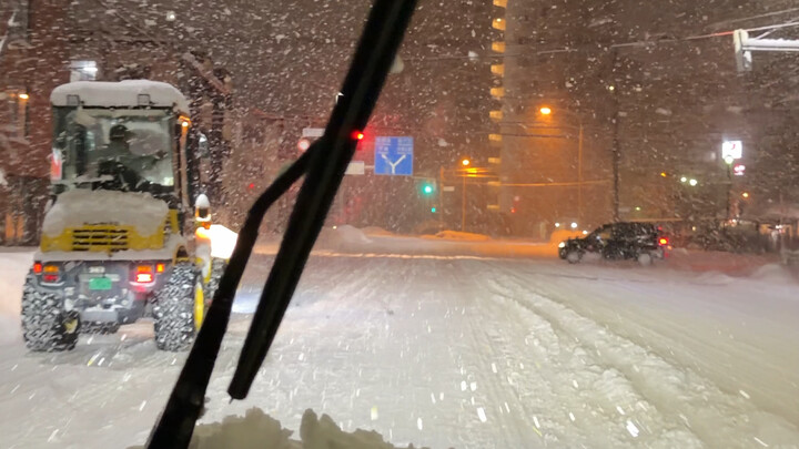 Driving alone in Hokkaido at night—this song is so awesome! It really helps me unwind while I’m behi
