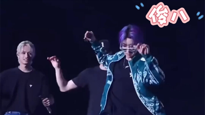 【جون باي】 انحناء الخصر المميز لباي والنظرة التي لا تنفصل عن جون | ملاحظة: سيتم حذف الفيديو إذا انتهك