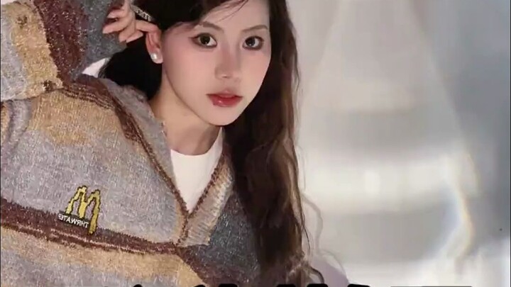 ไม่ใช่ว่าต้นคริสต์มาสซื้อไม่ไหว แต่ขวดน้ำแร่มีความคุ้มค่ากว่า!