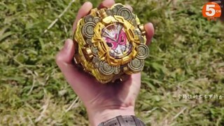 Melihat pengendara utama dan kedua di Kamen Rider yang memiliki alat transformasi yang sama dalam be