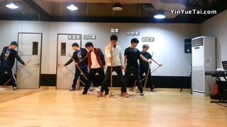 SM agent dances Dream Girl