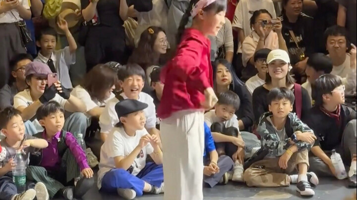 The little girl's robot dance is so great!