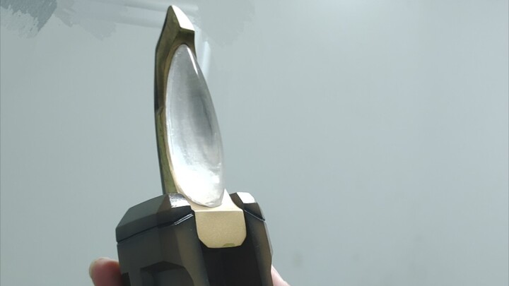 This flashing sword can actually transform!
