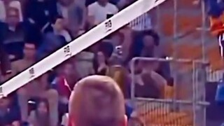 Apakah ada yang salah dengan wasit bola ini? ?