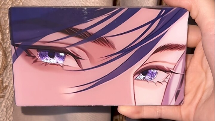 Fu Rong's eyes gleam with tears.