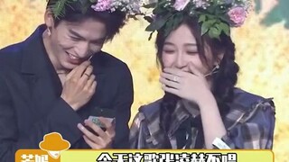 虞书欣直播中疯狂cue#张凌赫 唱歌笑死芒妈了哈哈哈哈