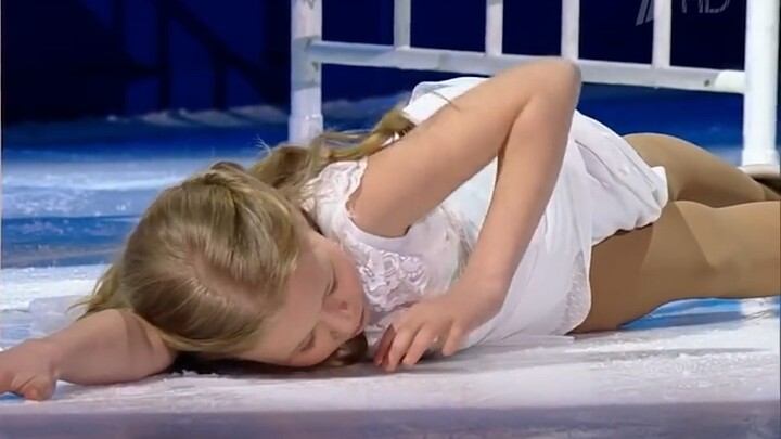 The cold moon cuts the fallen flowers like a knife, and the fallen flowers laugh at me for being too