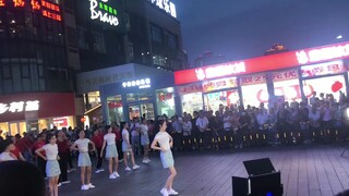 Vẫn là các cô gái trẻ nhảy đẹp hơn, người quá đông nên chen vào không được.