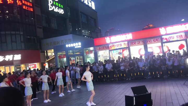 Masih gadis muda yang menari dengan indah, terlalu banyak orang jadi tidak bisa masuk.