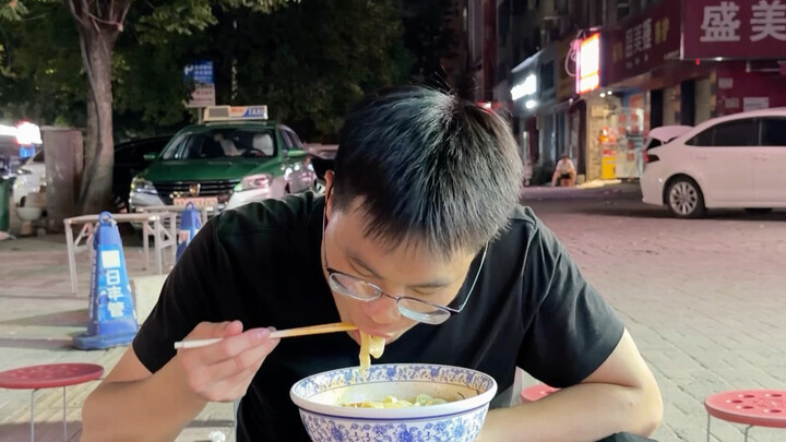 Dengan diam-diam, seseorang telah berjalan sendirian untuk waktu yang lama