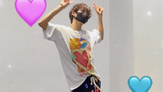 The little brother dances to Xiao Gui's new song "Raining", it's super simple and beautiful~