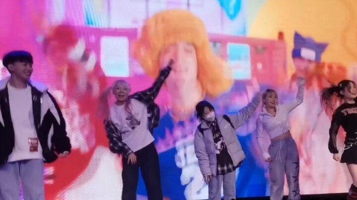 แคนดี้เรียนไม่จบแต่เธอก็ลอกการบ้านได้เร็วมาก