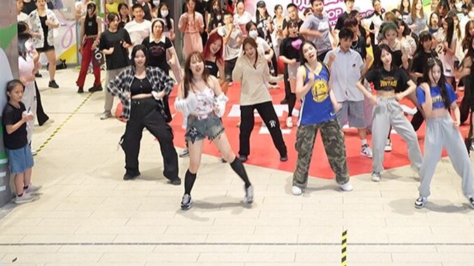 [Dukungan Ulang Tahun Pertama Newjeans] Bernyanyi dan Berdansa Stasiun Guangzhou Tarian Acak KPOP ke
