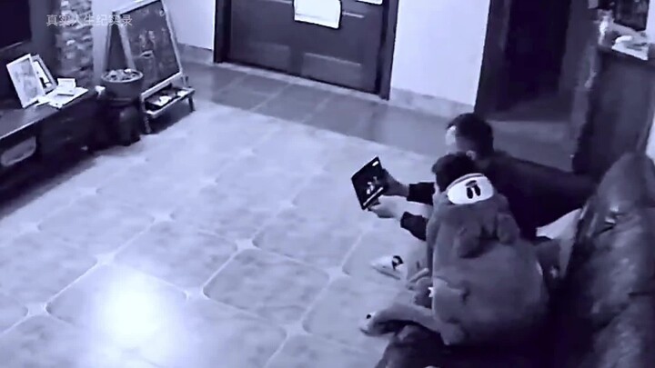 Bố dẫn con trai đi xem phim kinh dị mà không cho con gái xem, ai ngờ bị con gái chơi khăm bằng màn h