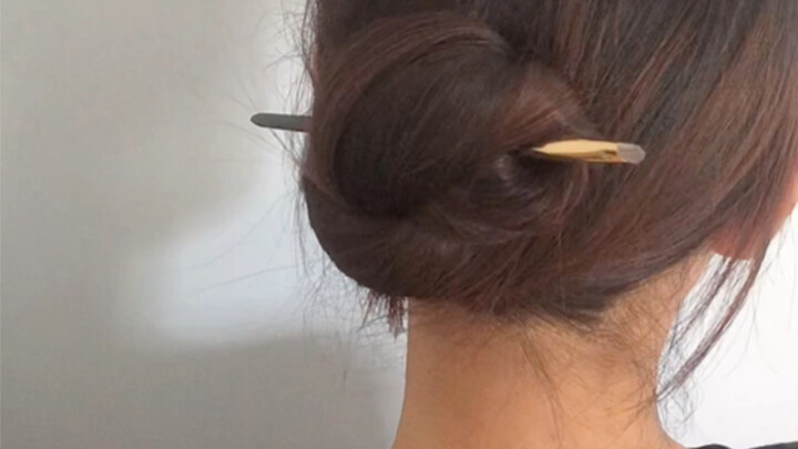 Simple hairpin updo tutorial—cut my hair super short right after filming this video! No hairpins? Ju