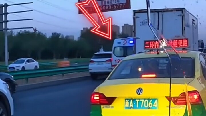 Xe máy mở đường cho xe cứu thương! Tri ân những anh hùng nơi tuyến đầu