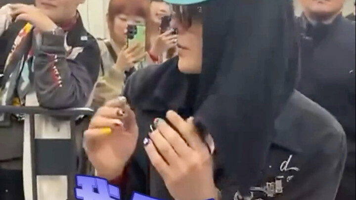 Fans gift Moutai after the concert—G-Dragon’s reaction is pure comedy! #gdragon #gd