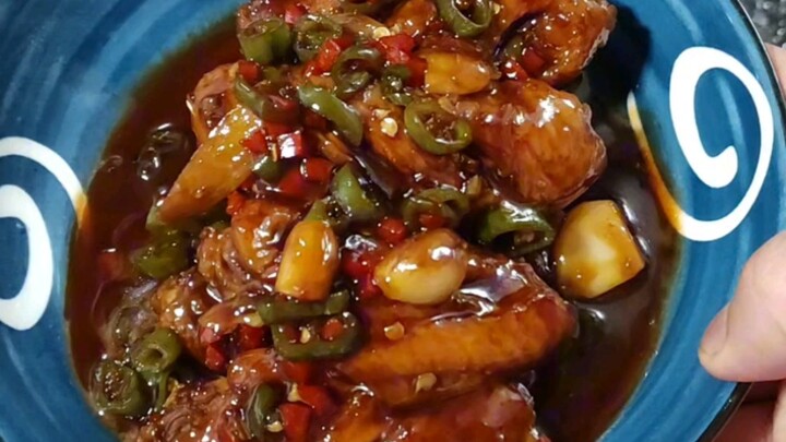 الأخ الصغير عاد إلى البيت في إجازة عيد منتصف الخريف.. سأطبخ لك أجنحة الدجاج التي تحبها أكثر من أي شي