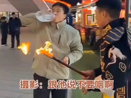 Sau màn trình diễn phun lửa, anh chàng xã giao cực đỉnh muốn thử một lần, nhưng sau khi chứng kiến m