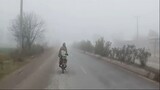 雾天骑摩托车