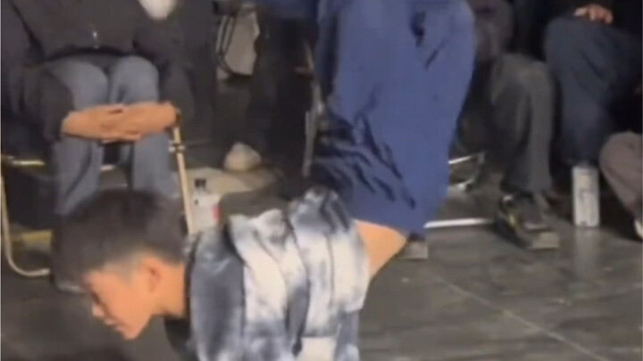 Cậu thiếu niên này tung chiêu Bò cạp vẫy đuôi khiến cả khán đài kinh ngạc, quá mạnh!