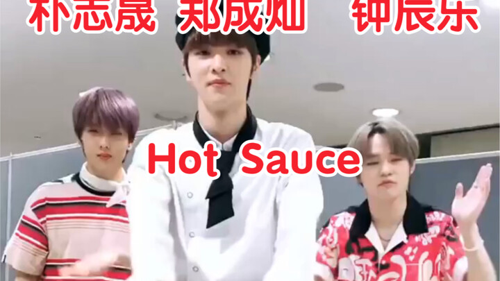 Anggota termuda NCT, Jung Sungchan, Jong Chenle, dan Park Jisung menari Hot Sauce