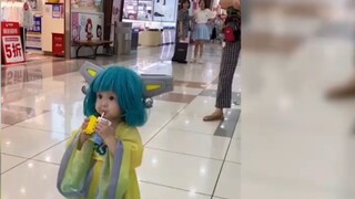 Bayi lucu COS Cai Wenji pergi ke mal, dan orang yang lewat terpesona oleh kelucuannya: dia "menyusui