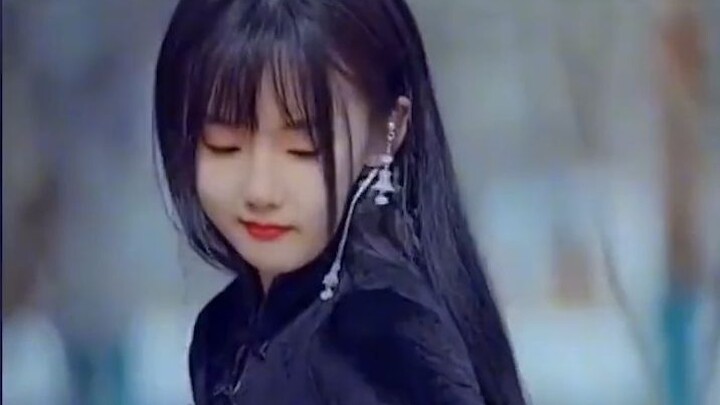 风小逸被封后再作妖，身穿旗袍恶心再次升级，网友：是男是女？