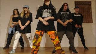 Kaycee finally appears in the same frame with Jojo again Jojo's latest handsome choreography for Car