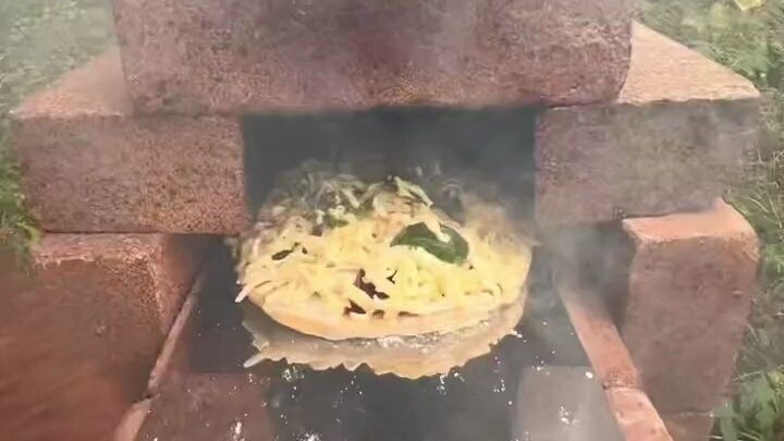 بناء فرن من الطوب المكدس، ما هذا إن لم يكن عبقرية!