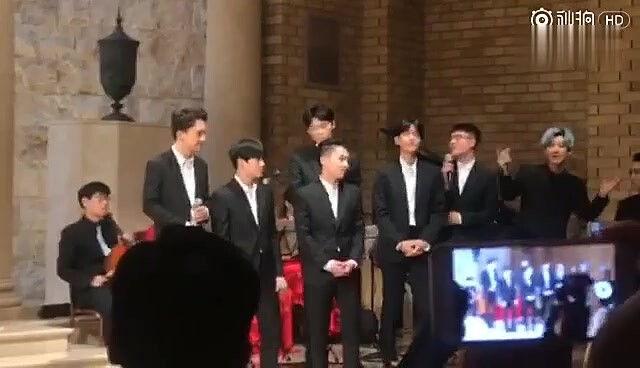 EXO đến dự đám cưới rồi! Cùng xem EXO hát chúc mừng tại hôn lễ nhé!