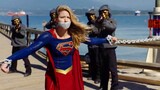 Phim ảnh|Mười mấy kẻ đeo mặt nạ đã chế ngự được nữ siêu nhân rồi