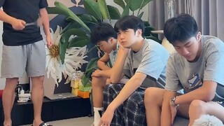 爸爸正在教训三个儿子乱花钱，三个儿子站起来的瞬间爸爸有点慌了，网友：就老大眼神敢直视老头子