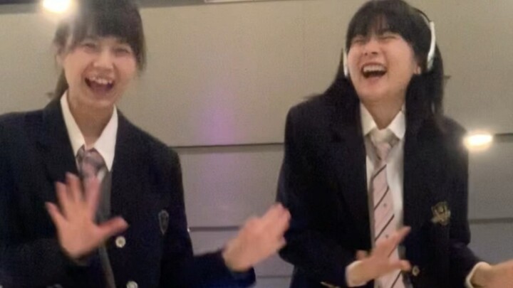 Berdansa dengan teman-teman sosialita saya di mal hahahaha