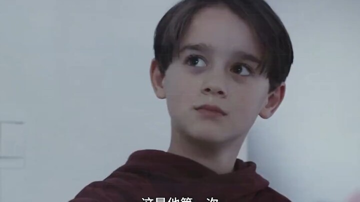 الولد ببساطة راكع على الأرض يلعب الشطرنج مع رفيقه.