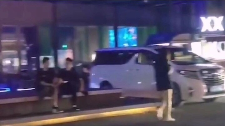 Người đàn ông chi 30 nhân dân tệ để mua một chiếc chìa khóa xe Maserati