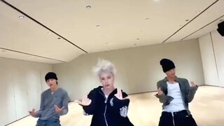 【休宁凯】和大黑新男团一起upside down kiss cha！凯真又高又帅啊！250813