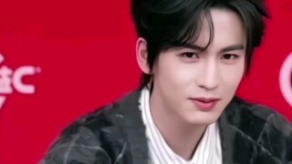 Crazy, crazy. Yesterday's live broadcast made me laugh to death. The host was also crazy.