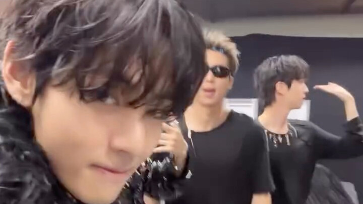BTS cũng đến hỗ trợ Jin quảng bá ca khúc mới! Kim Taehyung mau quay cả nhóm nhảy tưng bừng với “IT’S