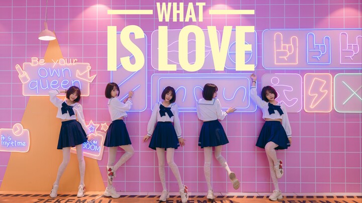 “Mo Mo Mo” – Is this what first love feels like? A super sweet, energetic, and vibrant girl performs