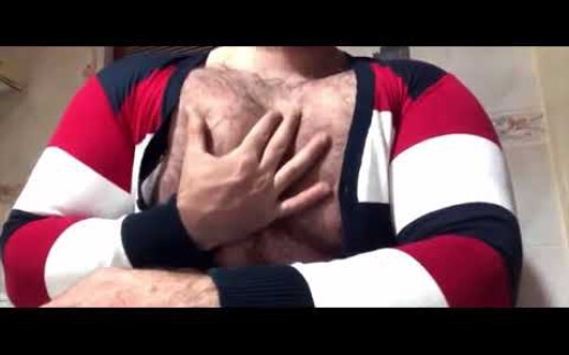 Chàng trai cơ bắp ngực lớn lông ngực rậm rạp khoe cơ ngực
